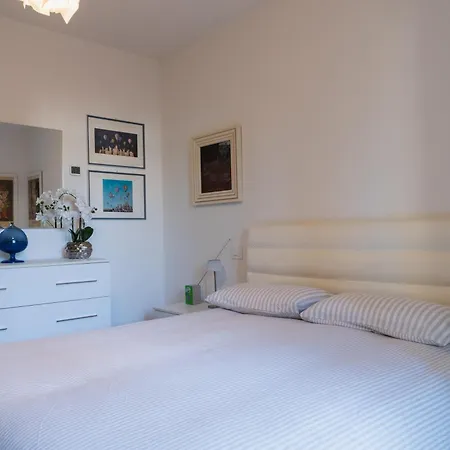Apartment Smart Di Design Con Garage Privato - Italywego