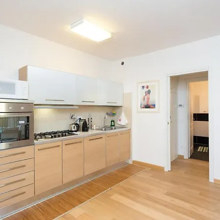 Apartment Smart Di Design Con Garage Privato - Italywego